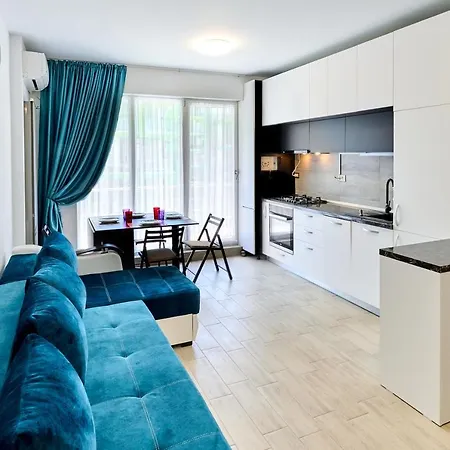 - Pool & Apartment *